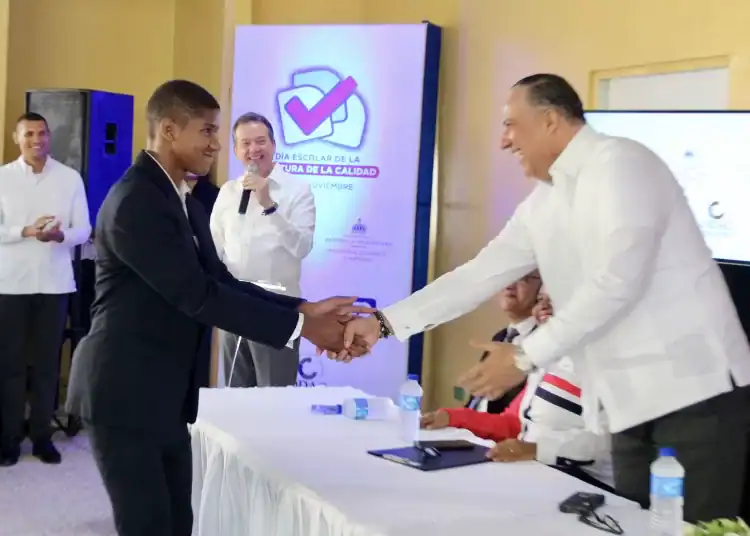 Víctor Bisonó, ministro de Industria y Comercio, Ángel David Taveras Difo, director ejecutivo del ODAC junto a estudiante del liceo María Teresa.