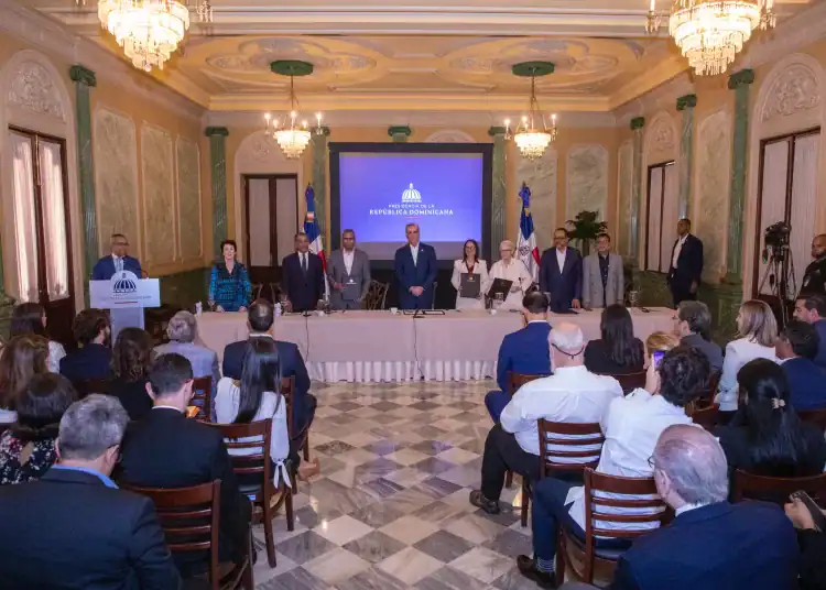 Presidente Abinader encabeza firma de convenio entre el Museo Americano de Historia Natural y el Museo Nacional de Historia Natural