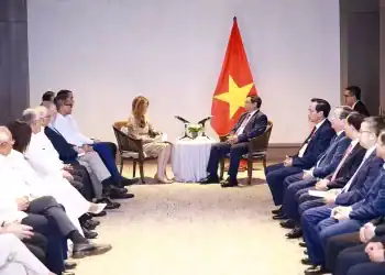 Las delegaciones de República Dominicana, encabezada por Carolina Mejía, y de Vietnam, liderada por Pham Minh Chính, durante una reunión diplomática en el Hotel Embajador.