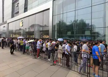 Beijing,,China-september,16,,2016:,People,Queue,Outside,An,Apple,Store / Shutterstock