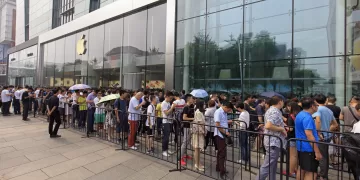 Beijing,,China-september,16,,2016:,People,Queue,Outside,An,Apple,Store / Shutterstock