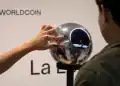 Imagen de una persona registrando su iris en una maquina orb de worldcoin