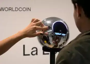 Imagen de una persona registrando su iris en una maquina orb de worldcoin