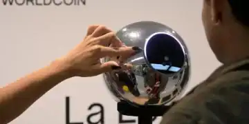 Imagen de una persona registrando su iris en una maquina orb de worldcoin