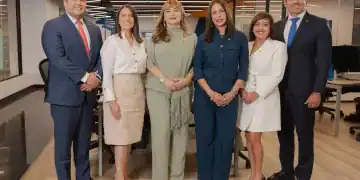 De izquierda a derecha, los señores Eduardo Pimentel, María Badía, Antonia Antón de Hernández, María Povedano, Soraya Sánchez y Joel Garcia.