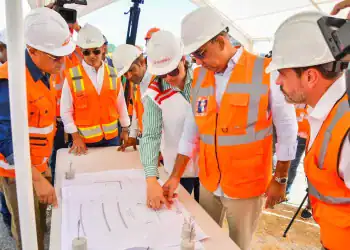 Deligne Asención supervisando las obras en la Isabel Aguiar