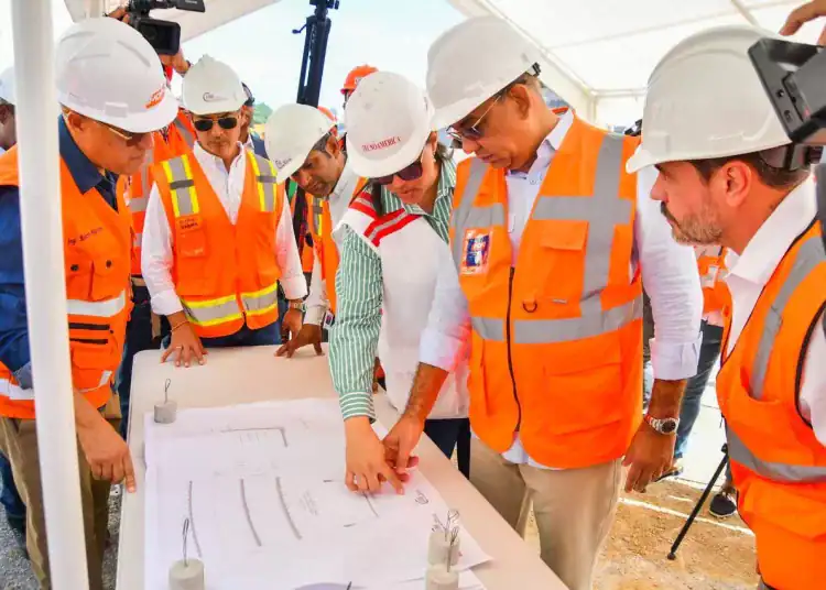 Deligne Asención supervisando las obras en la Isabel Aguiar