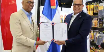Gustavo Velásquez, gerente general de TDP Dominicana y Ángel David Taveras Difo, director ejecutivo del ODAC.