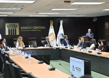 Gobernador del Banco Central dirigiéndose a los presentes con los resultados de la encuesta nacional de consumo cultural