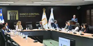 Gobernador del Banco Central dirigiéndose a los presentes con los resultados de la encuesta nacional de consumo cultural