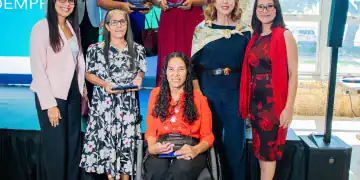 María Virginia Elmúdesi, presidente de la FDD y representantes junto a clientes ganadores.