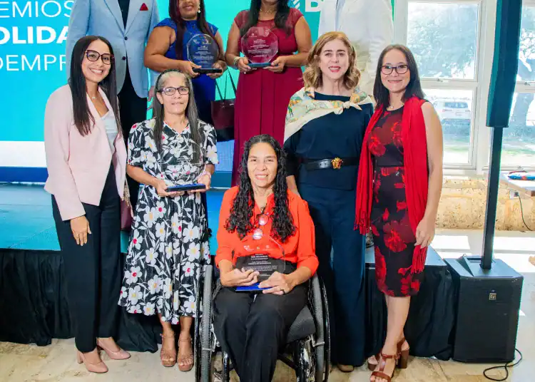 María Virginia Elmúdesi, presidente de la FDD y representantes junto a clientes ganadores.