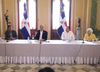 presidente Abinader dando declaraciones