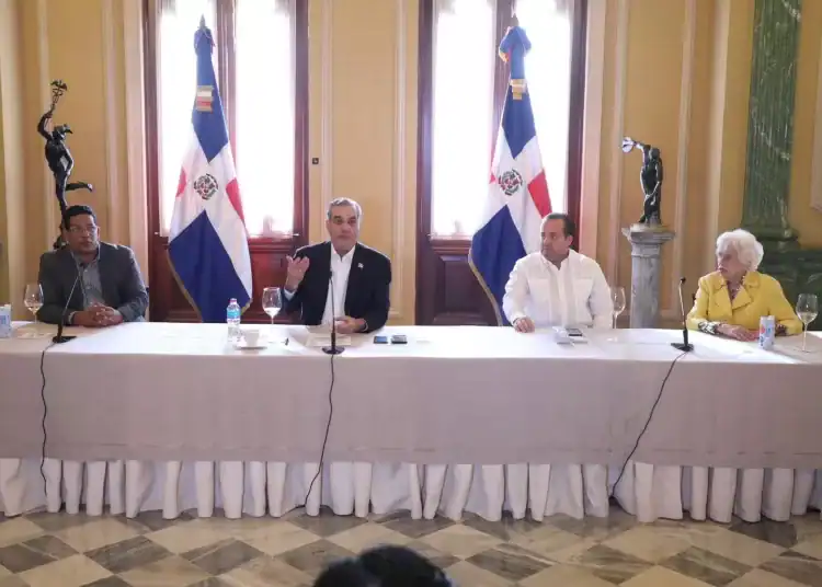 presidente Abinader dando declaraciones