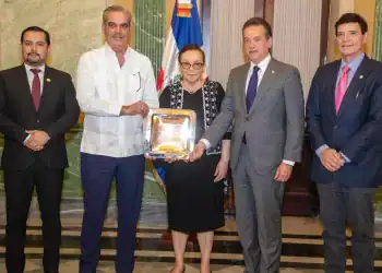 Miriam German recibiendo reconocimiento