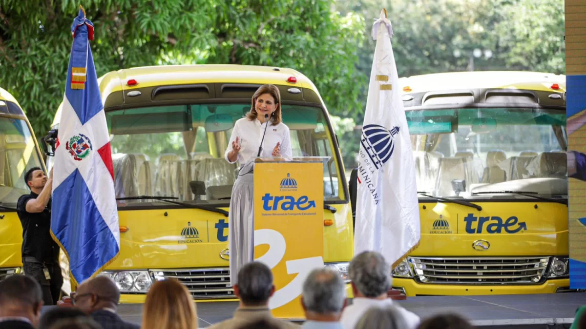 Raquel Peña entregando autobuses de Trae