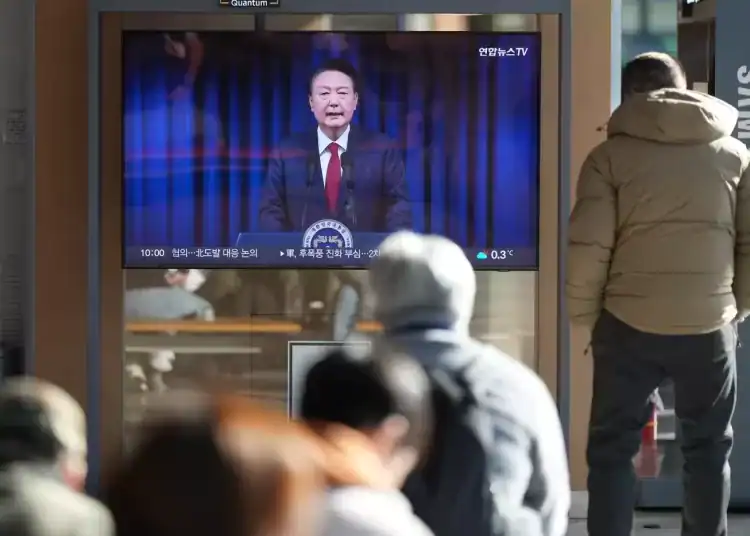 El presidente surcoreano Yoon Suk Yeo dando un breve discurso a la nación