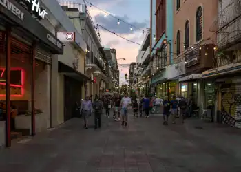 Personas caminando en la Zona Colonial de Santo Domingo