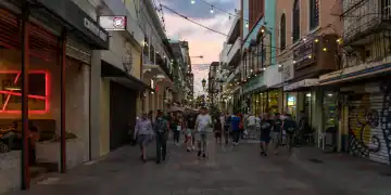Personas caminando en la Zona Colonial de Santo Domingo