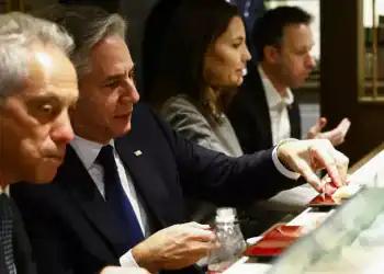 El secretario de Estado de Estados Unidos, Antony Blinken (C) habla en conferencia de prensa en Tokio, el 7 de enero de 2025