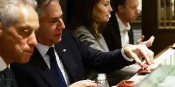 El secretario de Estado de Estados Unidos, Antony Blinken (C) habla en conferencia de prensa en Tokio, el 7 de enero de 2025