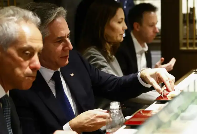 El secretario de Estado de Estados Unidos, Antony Blinken (C) habla en conferencia de prensa en Tokio, el 7 de enero de 2025