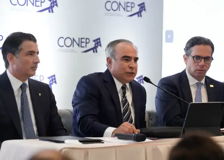 Celso J. Marranzini (c) presidente del CONEP.