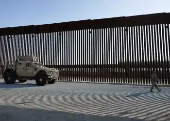 Se espera que el Pentágono despliegue hasta 1.500 agentes en la frontera de México con Estados Unidos. (REUTERS/Mike Blake)