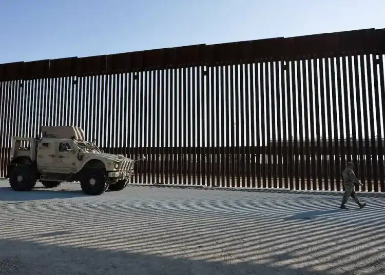 Se espera que el Pentágono despliegue hasta 1.500 agentes en la frontera de México con Estados Unidos. (REUTERS/Mike Blake)