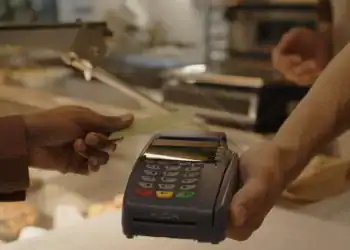 Foto cliente usa tarjeta bancaria