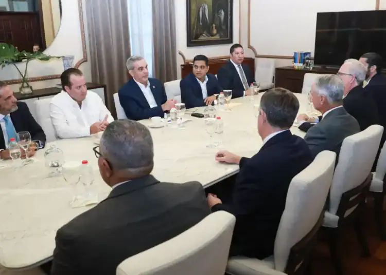 Presidente Abinader fortalece lazos con MLB en reunión con Rob Manfred