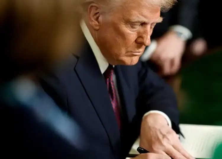 Foto de Trump donde Impone Duras Sanciones a Colombia