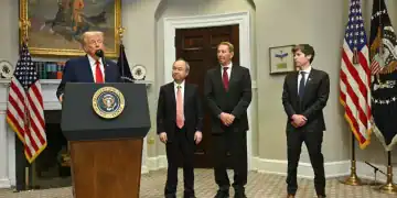 De izquierda a derecha, se ve al presidente Donald Trump con Masayoshi Son, Larry Ellison y Sam Altman en la Casa Blanca el martes. Jim Watson/AFP/Getty Images