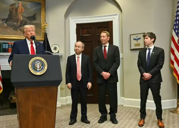 De izquierda a derecha, se ve al presidente Donald Trump con Masayoshi Son, Larry Ellison y Sam Altman en la Casa Blanca el martes. Jim Watson/AFP/Getty Images