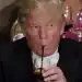Foto de Donald Trump con pajita de plástico