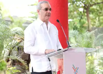 Foto de Luis Abinader presentando el plan integrado de SD