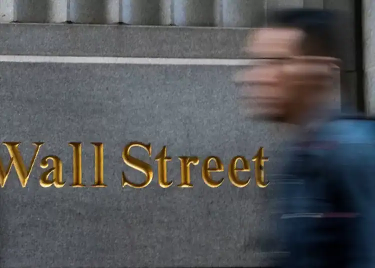 Wall Street cierra con pérdidas arrastrado por caída de Walmart