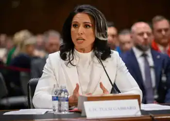 Tulsi Gabbard, nominada por el presidente Donald Trump como directora de Inteligencia Nacional, llega a su comparecencia ante la Comisión de Inteligencia del Senado en su audiencia de confirmación, en el Capitolio, el jueves 30 de enero de 2025, en Washington. (Fuente: Externa)
