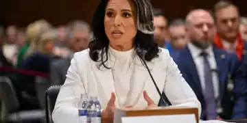 Tulsi Gabbard, nominada por el presidente Donald Trump como directora de Inteligencia Nacional, llega a su comparecencia ante la Comisión de Inteligencia del Senado en su audiencia de confirmación, en el Capitolio, el jueves 30 de enero de 2025, en Washington. (Fuente: Externa)