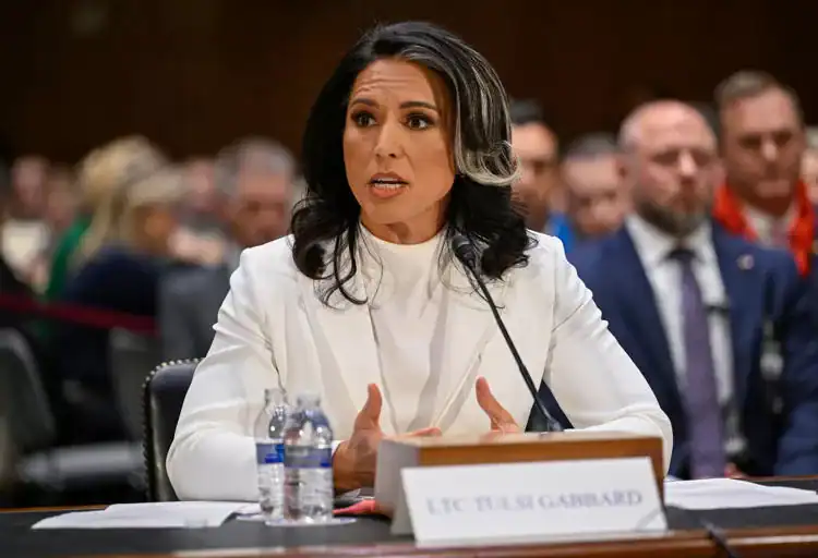 Tulsi Gabbard, nominada por el presidente Donald Trump como directora de Inteligencia Nacional, llega a su comparecencia ante la Comisión de Inteligencia del Senado en su audiencia de confirmación, en el Capitolio, el jueves 30 de enero de 2025, en Washington. (Fuente: Externa)