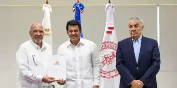 El ministro de Turismo, David Collado, entregó este jueves un fondo de US$1,000,000