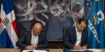 El presidente del MIC Sport, David Bellver, y el vicepresidente ejecutivo senior administrativo de Banreservas, José Manuel Almonte, firman el acuerdo de patrocinio para el MIC Football Punta Cana 2025.