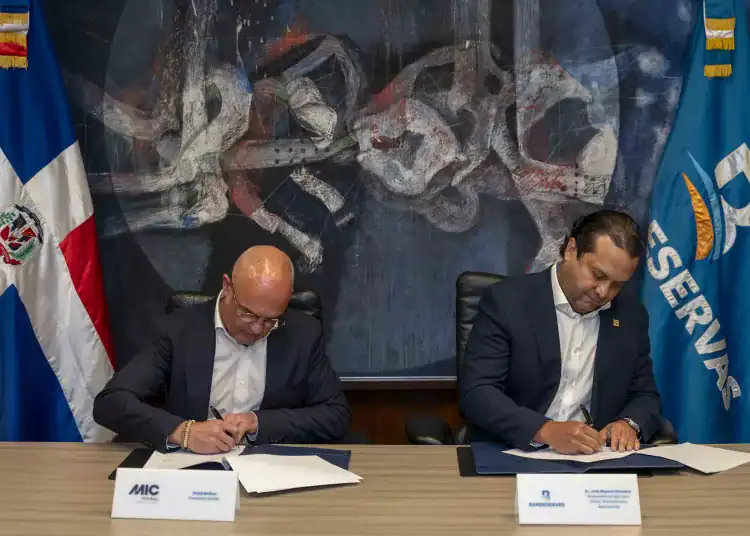 El presidente del MIC Sport, David Bellver, y el vicepresidente ejecutivo senior administrativo de Banreservas, José Manuel Almonte, firman el acuerdo de patrocinio para el MIC Football Punta Cana 2025.