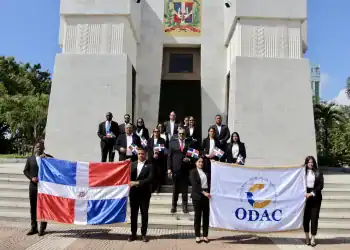 Director ejecutivo del ODAC, Ángel David Taveras Difo junto a colaboradores de la institución en el Altar de la Patria.