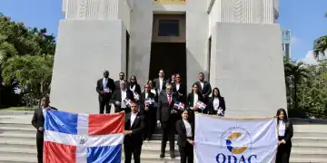Director ejecutivo del ODAC, Ángel David Taveras Difo junto a colaboradores de la institución en el Altar de la Patria.