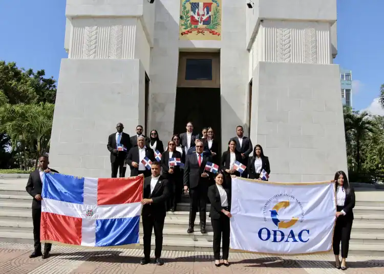 Director ejecutivo del ODAC, Ángel David Taveras Difo junto a colaboradores de la institución en el Altar de la Patria.