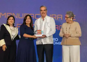 Abinader reconoce a empresas exportadoras - vía DIARIO FINACIERO