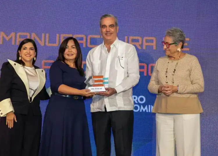 Abinader reconoce a empresas exportadoras - vía DIARIO FINACIERO