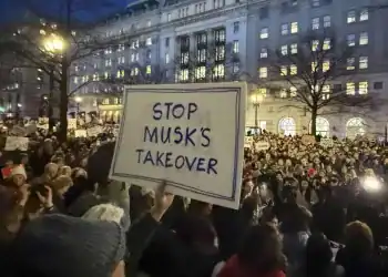 Varias personas protestan durante un mitin afuera del Departamento del Tesoro, en Washington, contras las políticas de Elon Musk. (AP/JOSE LUIS MAGANA)