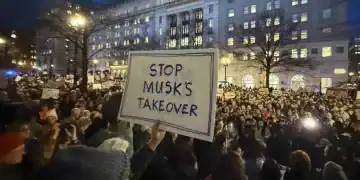 Varias personas protestan durante un mitin afuera del Departamento del Tesoro, en Washington, contras las políticas de Elon Musk. (AP/JOSE LUIS MAGANA)